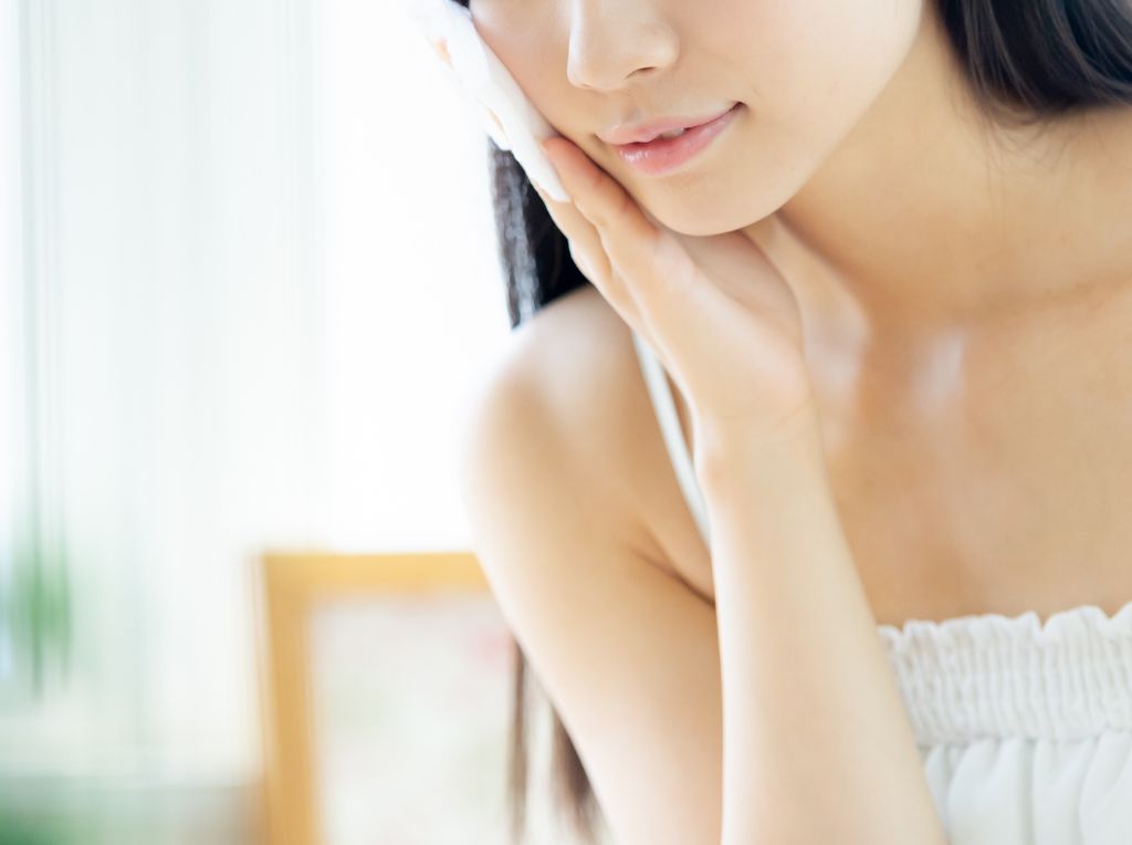 スキンケアをする女性