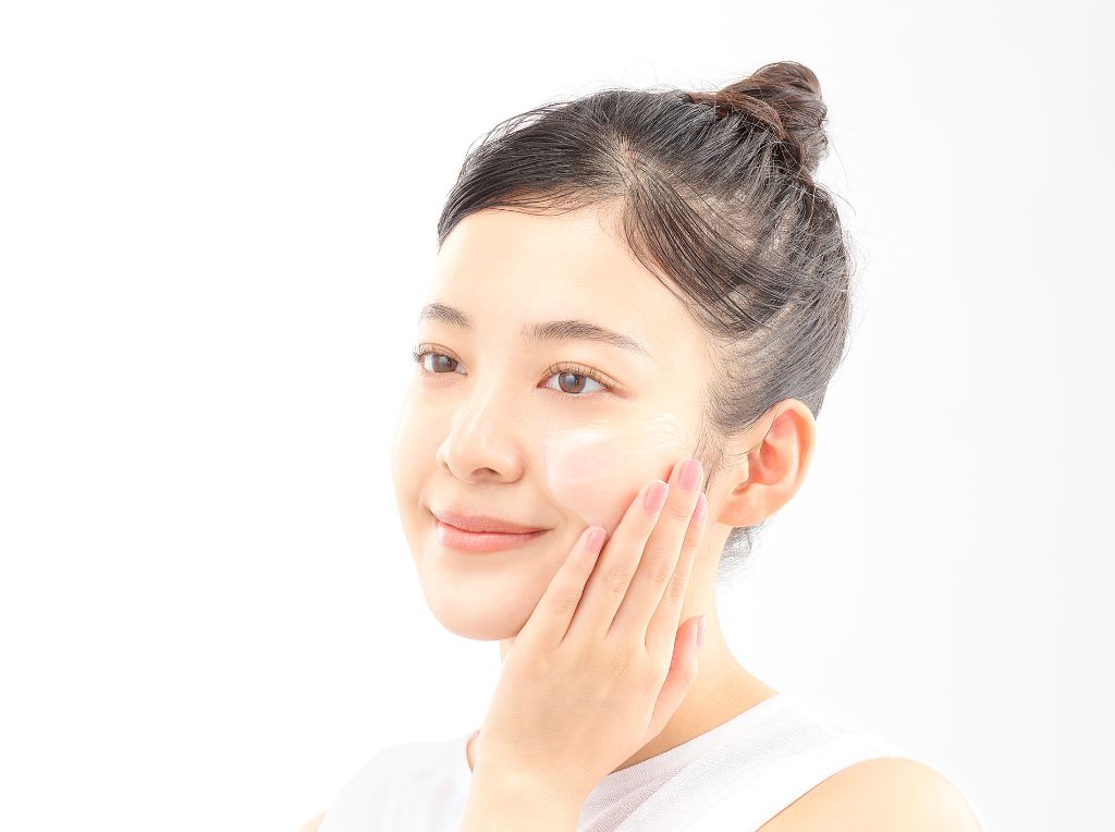 ハトムギ保湿ジェルでジェルパックをする女性